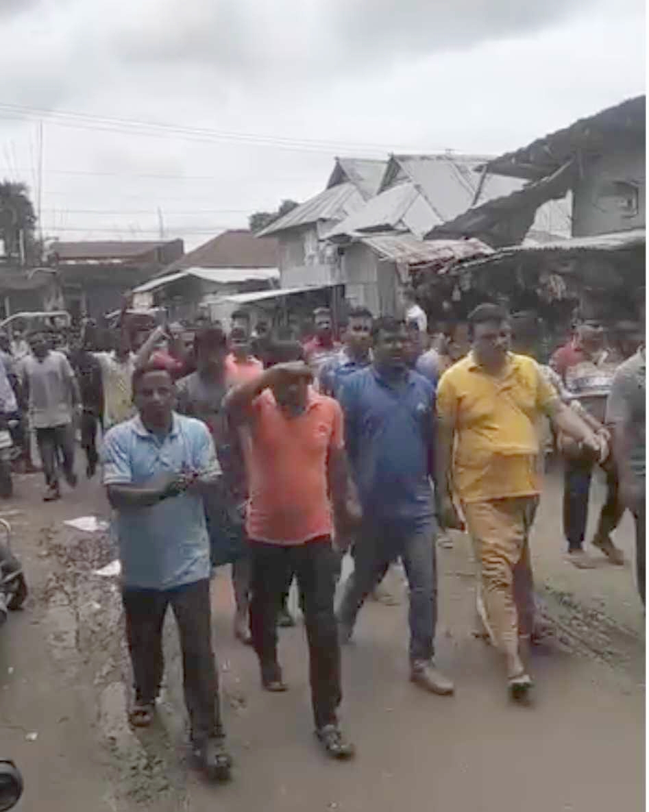 ফুলবাড়ীতে ইউপি চেয়ারম্যানের অপসারণ দাবিতে বিক্ষোভ মিছিল সমাবেশ  