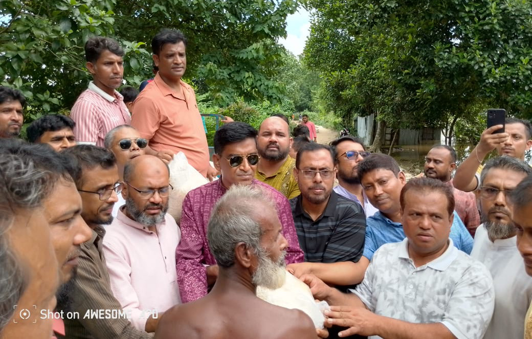 হোমনায় বন্যায় ক্ষতিগ্রস্থদের মাঝে যুবদলের খাবার বিতরন 