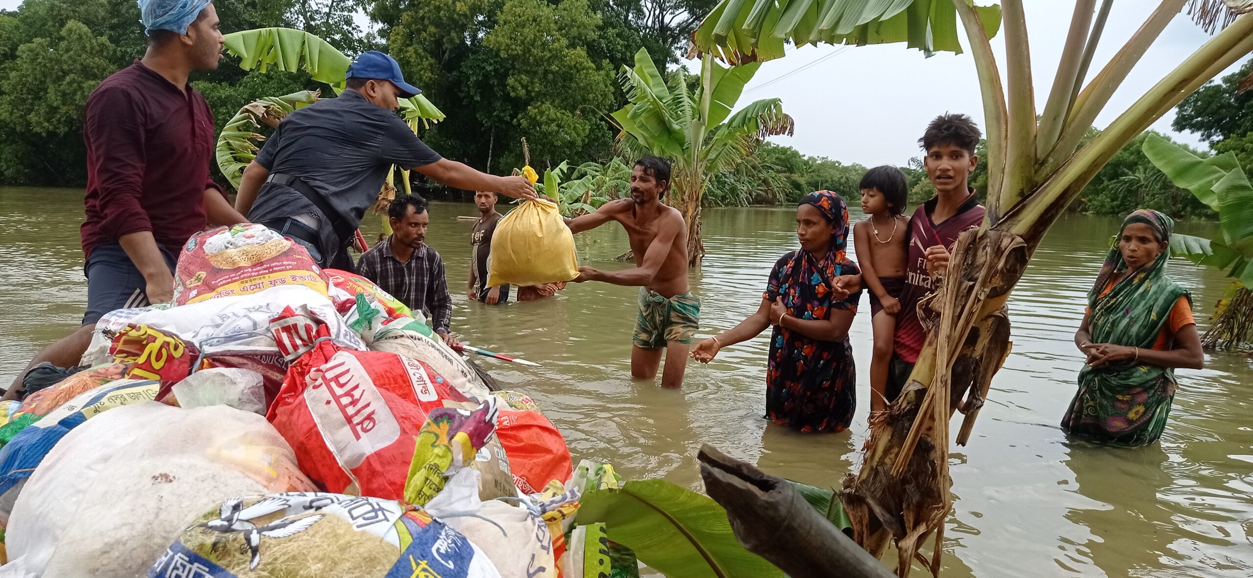 রাজনগরে বন্যাদুর্গতের পাশে দাঁগিয়েছে সাউথ সিলেট কোম্পানী