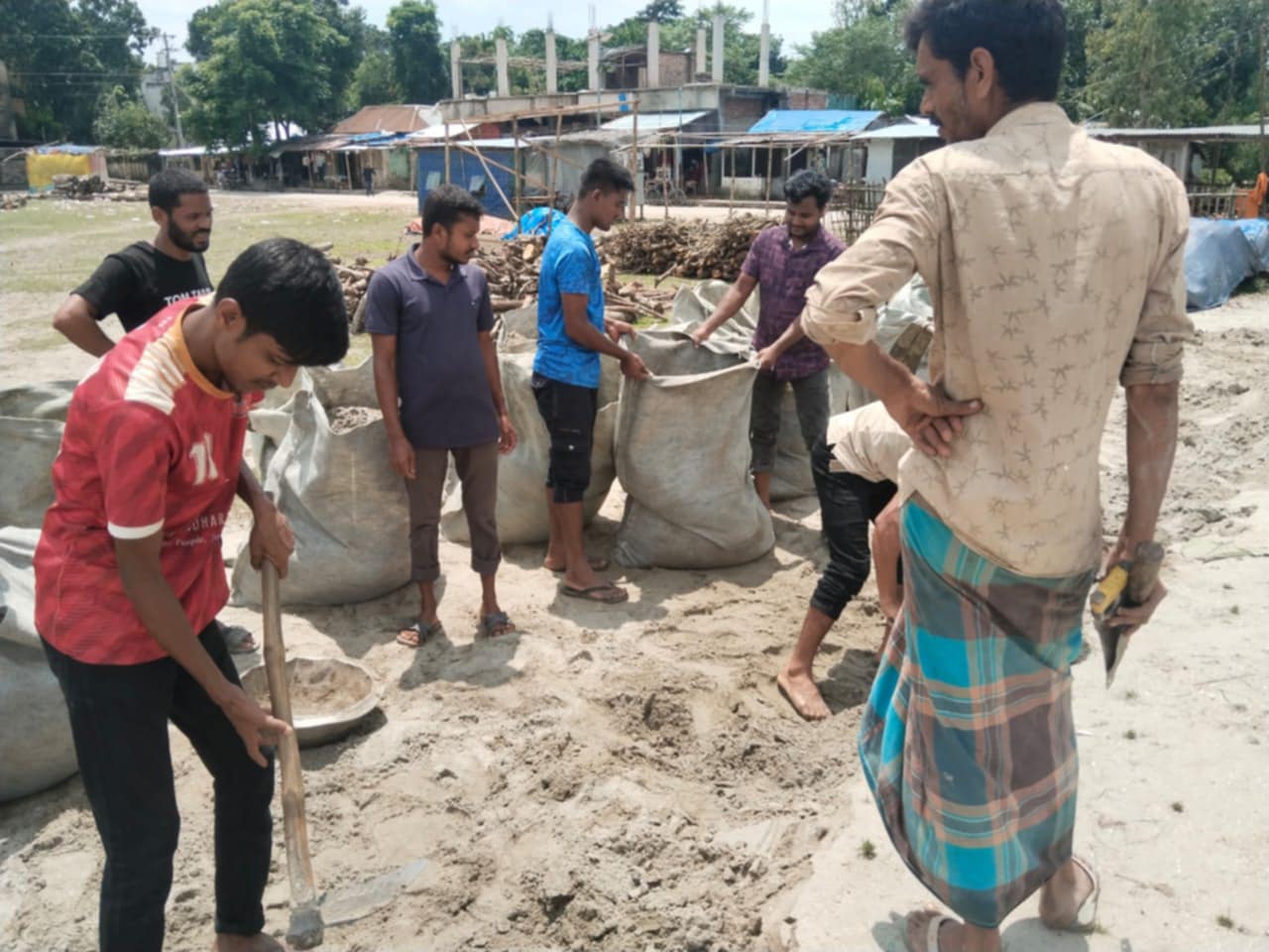 ফুলবাড়ীতে সড়ক সংস্কারে নেমেছেন বৈষম্য বিরোধী ছাত্র আন্দোলনের শিক্ষার্থীরা