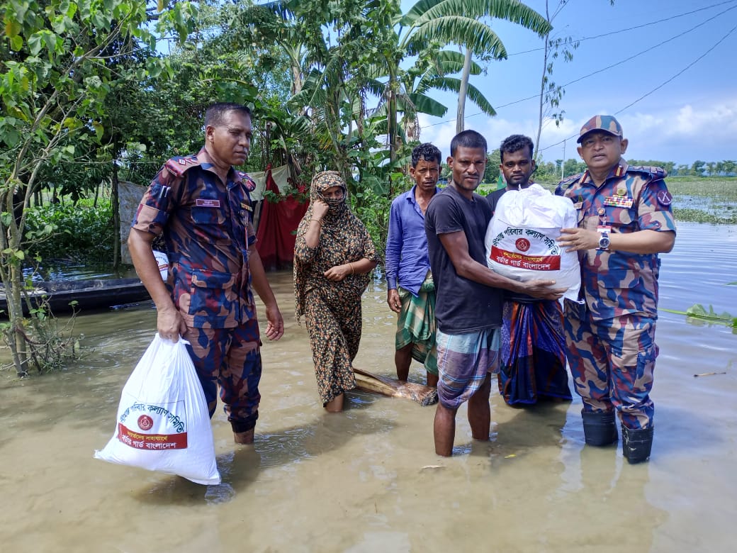 মৌলভীবাজারে বন্যার্ত মানুষের পাশে বর্ডার গার্ড (বিজিবি)