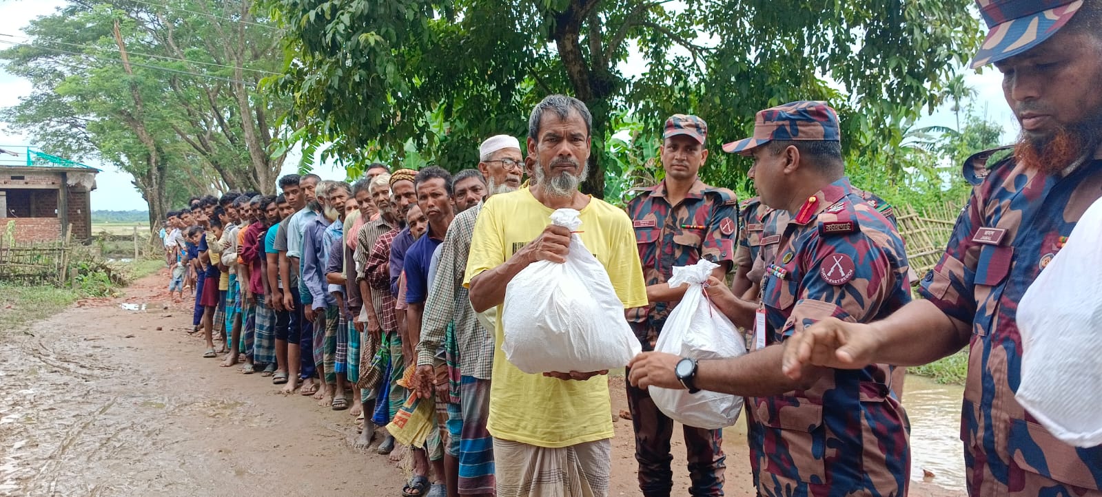 মৌলভীবাজারের সীমান্তবর্তী এলাকার বন্যার্তদের পরম বন্ধু বিজিবি