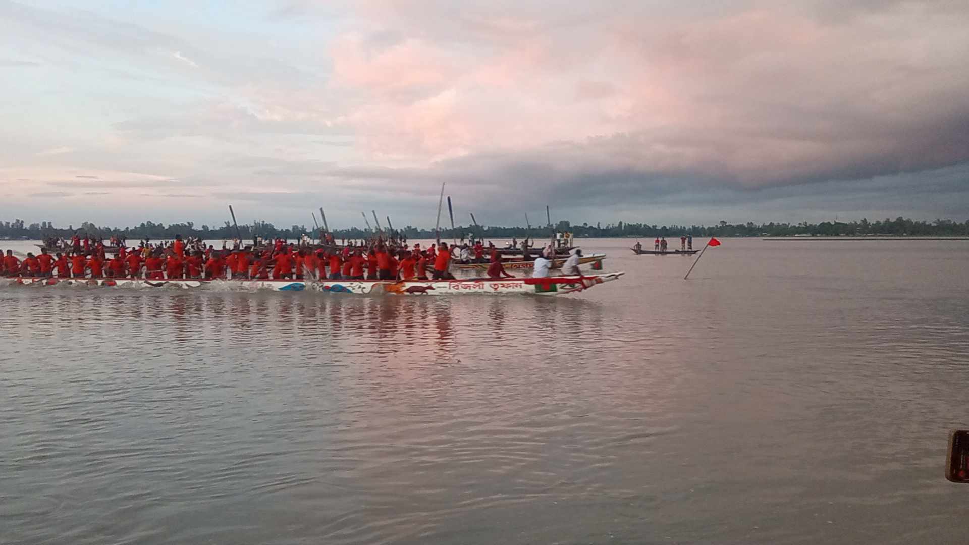 রাজারহাটে গ্রাম বাংলার ঐতিহ্যবাহী নৌকা বাইচ প্রতিযোগিতা অনুষ্ঠিত