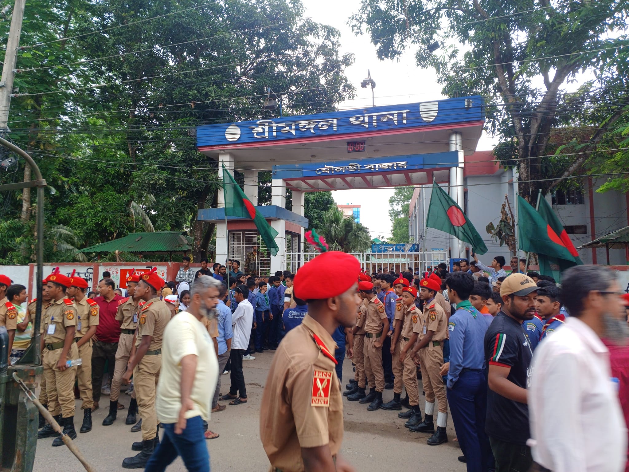 শ্রীমঙ্গলে প্রশাসন ও ব্যবসা বানিজ্য স্বাভাবিক রাখতে শিক্ষার্থীদের উৎসাহ