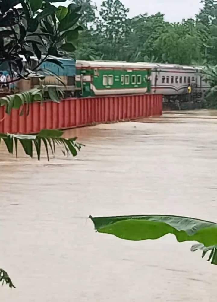 পানি উঠে ব্রিজ ঝুঁকিপূর্ণ, সিলেটের সাথে সারা দেশের রেল যোগাযোগ বন্ধ