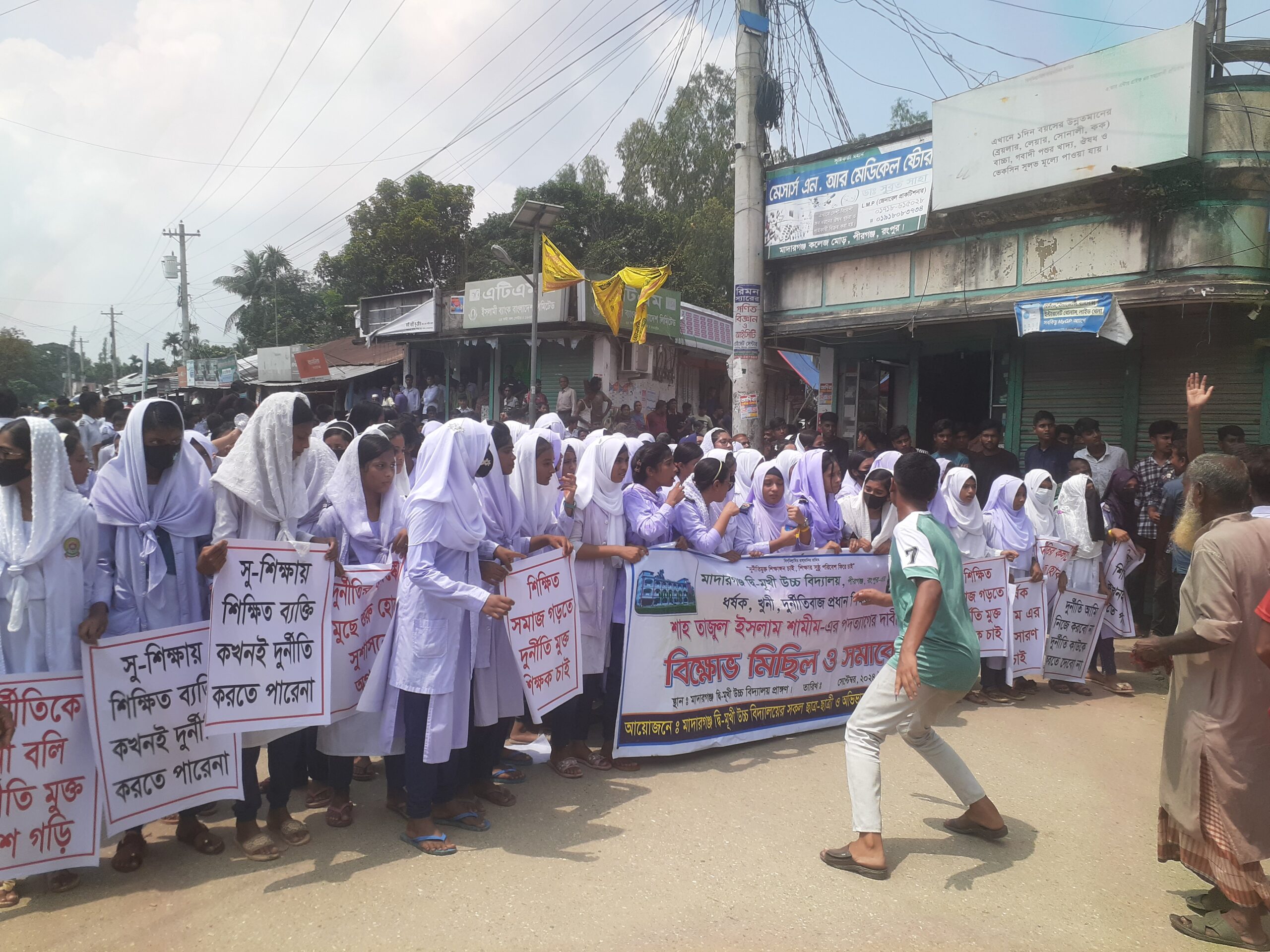 পীরগঞ্জ মাদারগঞ্জে প্রধান শিকের পদত্যাগের দাবীর ঘটনায় সংঘর্ষ ঃ আহত -১০