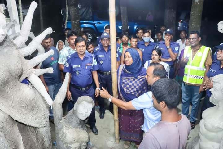 রাজারহাটে আসন্ন শারদীয় দুর্গাপূজা-২০২৪ উপলক্ষ্যে বিভিন্ন প্রতিমা তৈরির কর্মযজ্ঞ পরিদর্শনে জেলা প্রশাসক ও পুলিশ সুপার