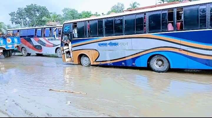 পলাশবাড়ী চারমাথা মোড়ে রাস্তায় ছোট বড় গর্তের কারনে প্রতিনিয়ত ঘটছে দূর্ঘটনা। যেন দেখার কেউ নেই!