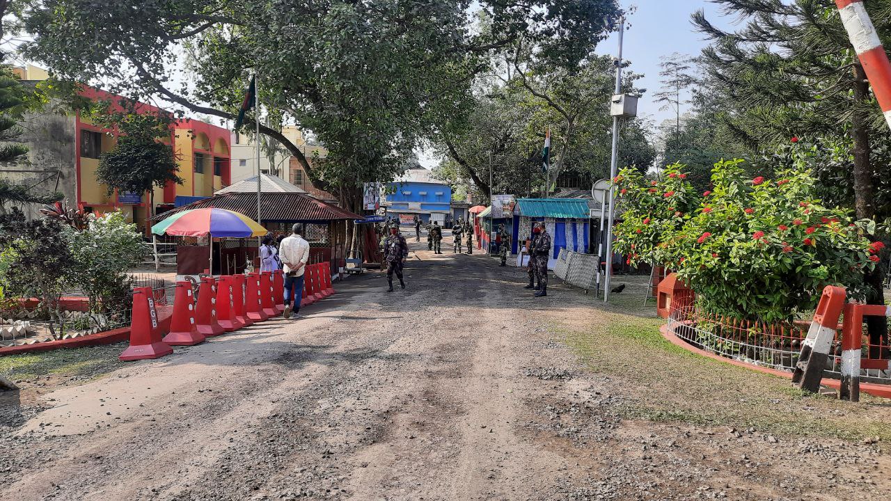 হিলি স্থল বন্দরে আমদানি রপ্তানি বন্ধ।