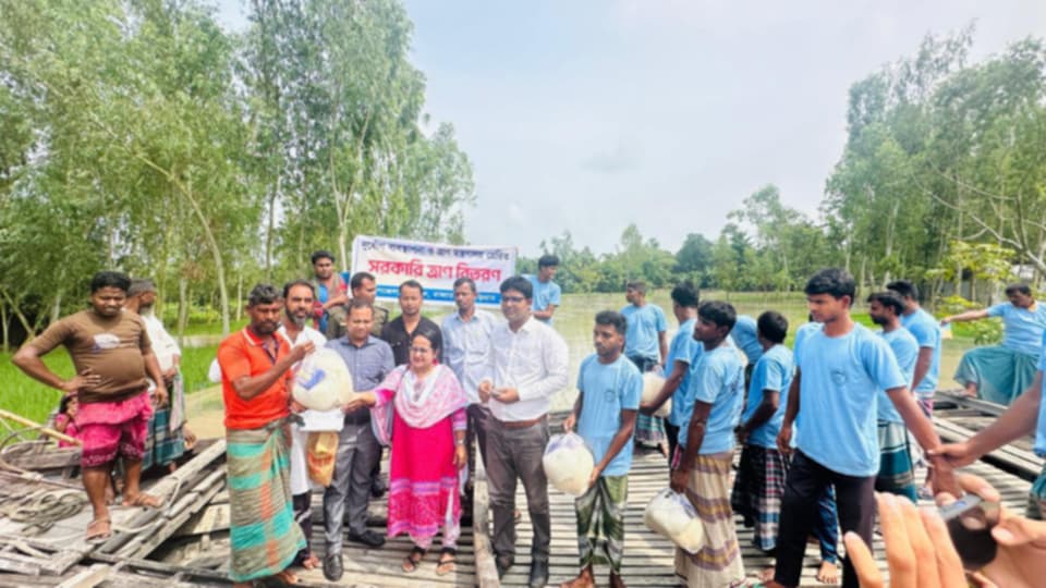 রাজারহাটে ঘড়িয়ালডাঙ্গায় পানিবন্দি পরিবারদের মাঝে শুকনো খাবার বিতরণ  