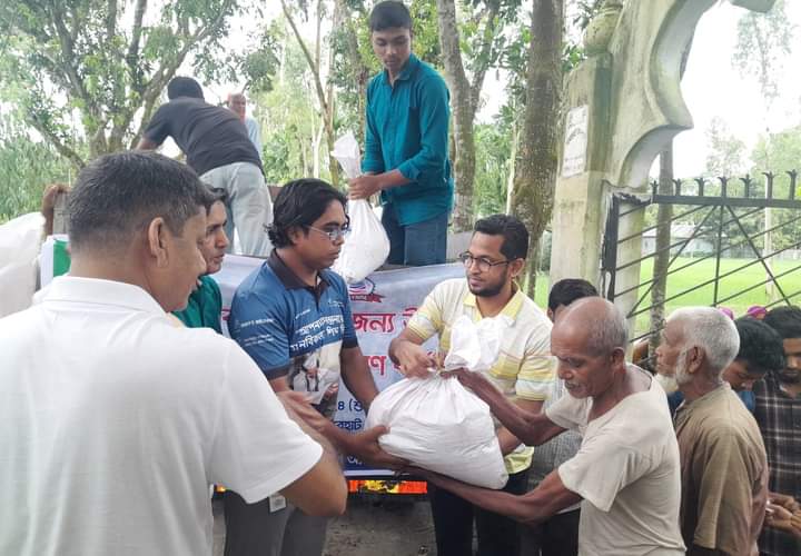 রাজারহাটে বাংলাদেশ ইয়ার্ন মার্কেটিং প্রফেশনাল অ্যাসোসিয়েশনের খাদ্য সামগ্রী বিতরণ 