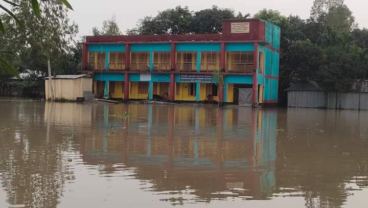 লালমনিরহাটে ২৫ টি শিক্ষাপ্রতিষ্ঠানে বন্যার পানি।।  পাঠদান বন্ধ