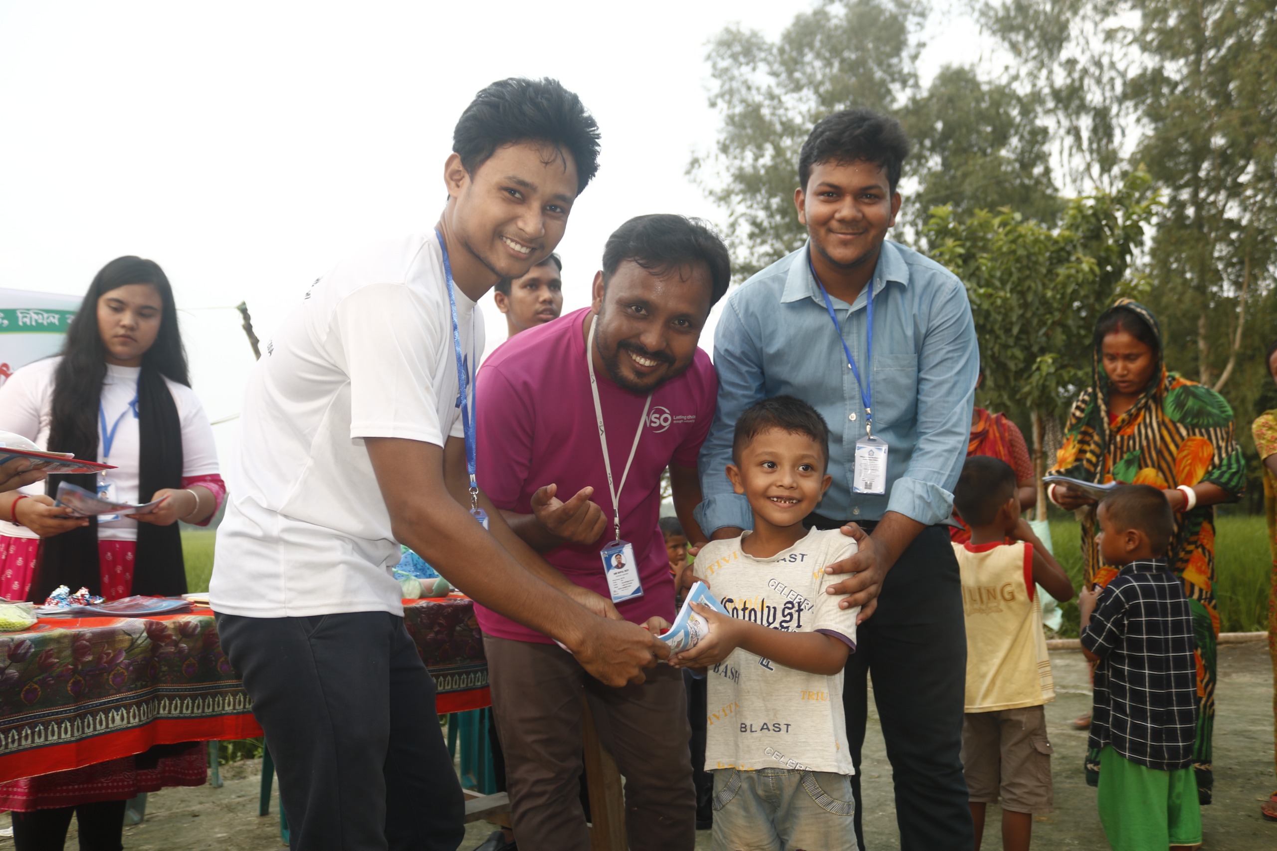 শিশুদের মাঝে শিক্ষা উপকরণ বিতরণ 