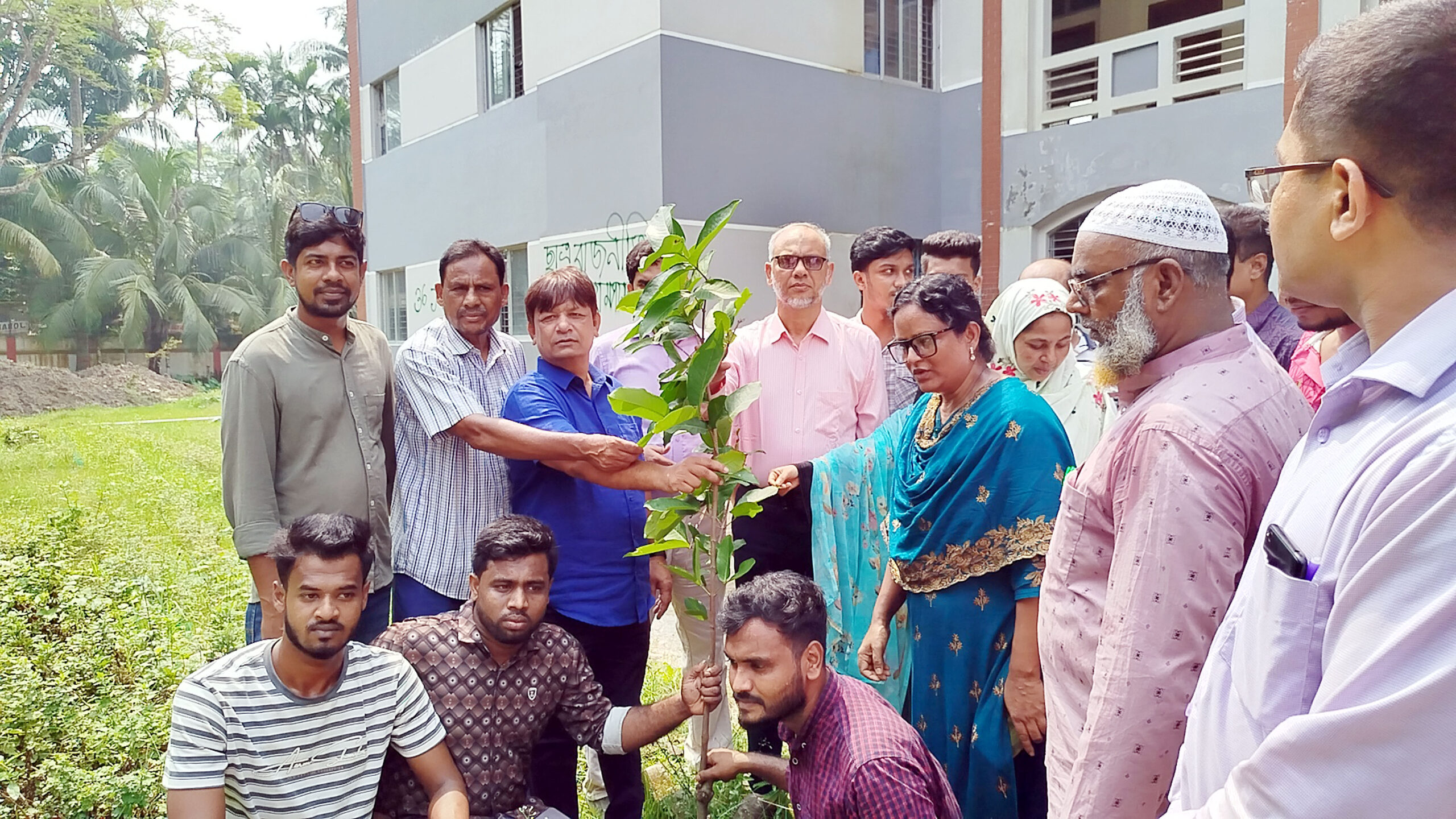 নড়াইলের লোহাগড়ায় মাসব্যাপী বৃক্ষরোপন কর্মসূচীর উদ্বোধন