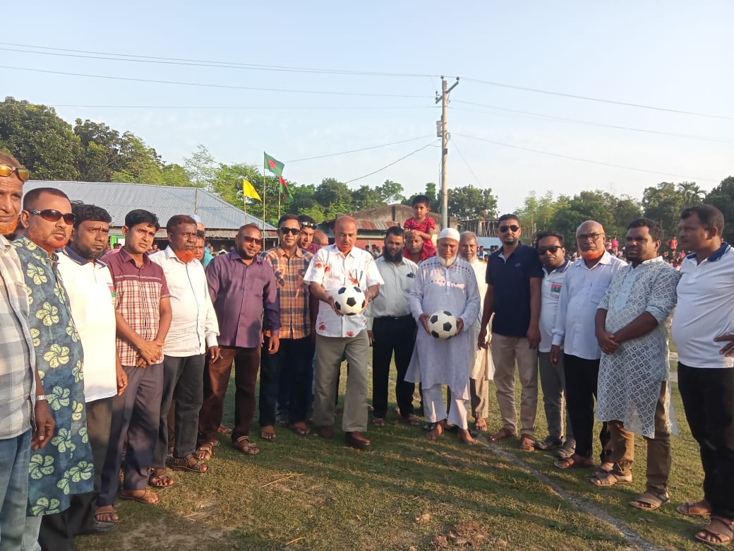 পার্বতীপুরে খুশি ব্রিকস গোল্ডকাপ ফুটবল টুর্নামেন্ট খেলা শুরু