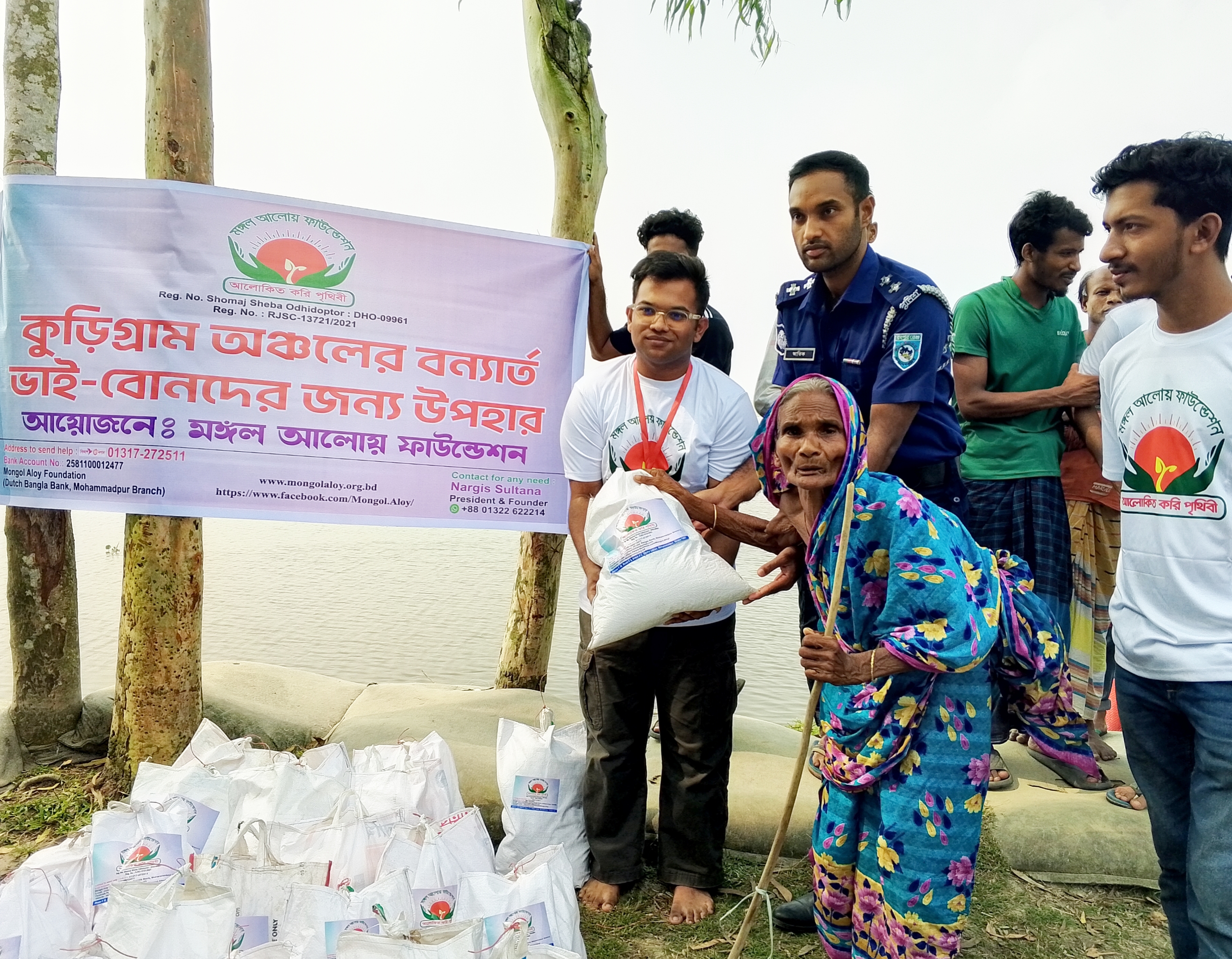 উলিপুরে  নদী ভাঙন ও বন্যায় ক্ষতিগ্রস্থ পরিবারের মাঝে খাদ্য সামগ্রি বিতরণ