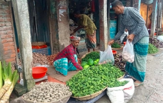 হাট-বাজারে লাফিয়ে বাড়ছে শাক- সবজির দাম