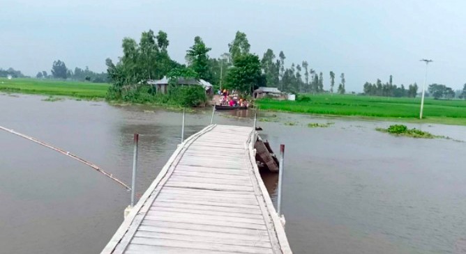 সুন্দরগঞ্জে ভেঙে পড়ল ডুবে যাওয়া সেই সেতুটি