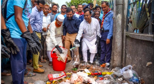 গাইবান্ধা শহরে পরিস্কার পরিচ্ছন্নতা অভিযানে নেমেছে জেলা প্রশাসক