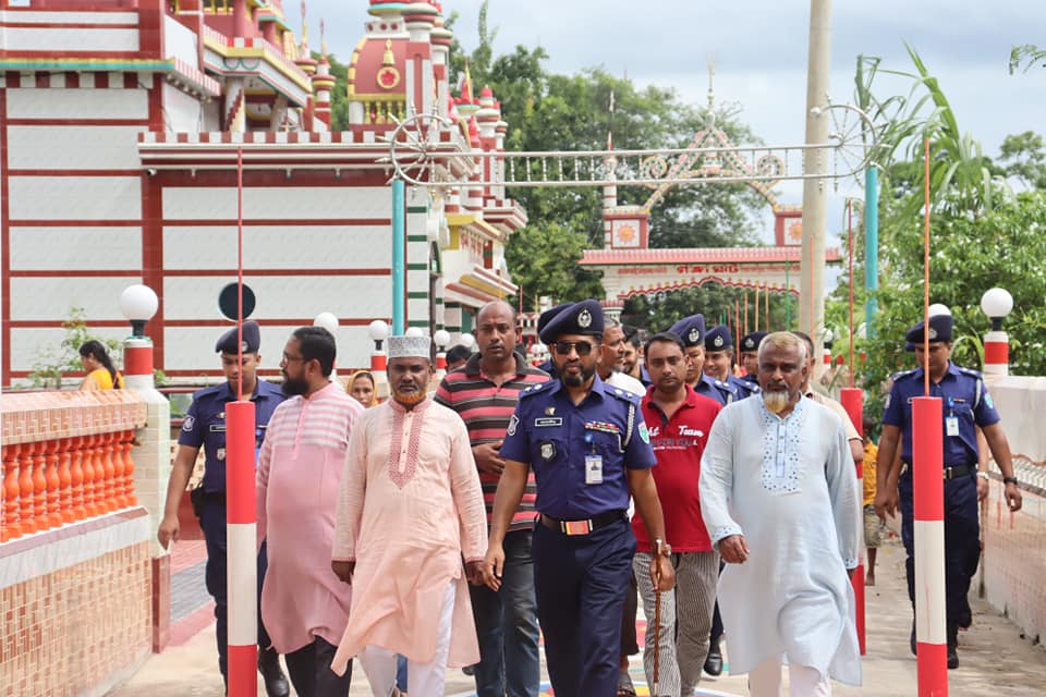 মৌলভীবাজারে পুলিশ সুপারের পুজামন্ডপ পরিদর্শন