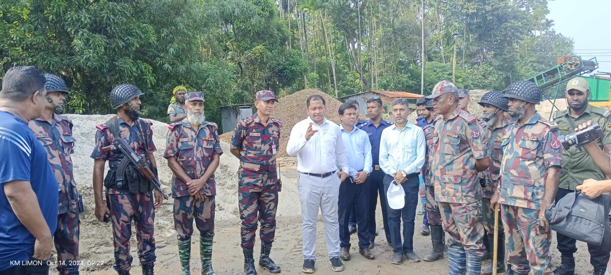 জাফলংয়ে অবৈধভাবে বালু-পাথর উত্তোলন বন্ধে টাস্কফোর্সের অভিযান