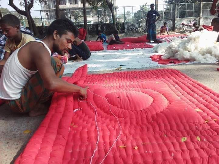 পলাশবাড়ীতে লেপ-তোশক তৈরিতে ব্যস্ত কারিগররা