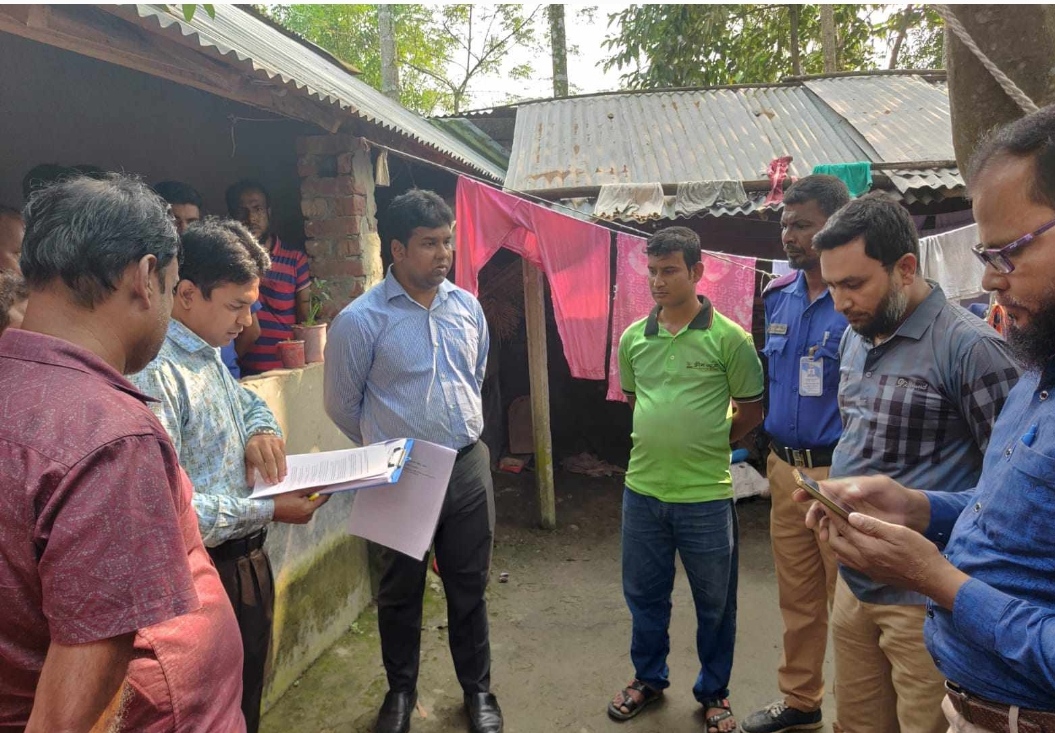 হিলিতে নিষিদ্ধ পলিথিন ফ্যাক্টরিতে অভিযান জরিমানা সহ মালামাল আটক