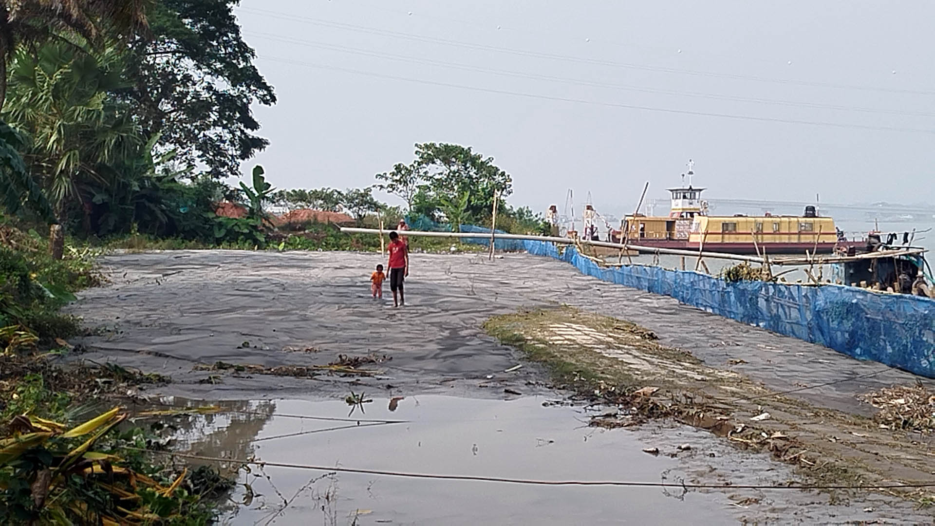 কালিয়ায় নবগঙ্গা নদী ভাঙ্গনের পাশেই বালুর ব্যবসা