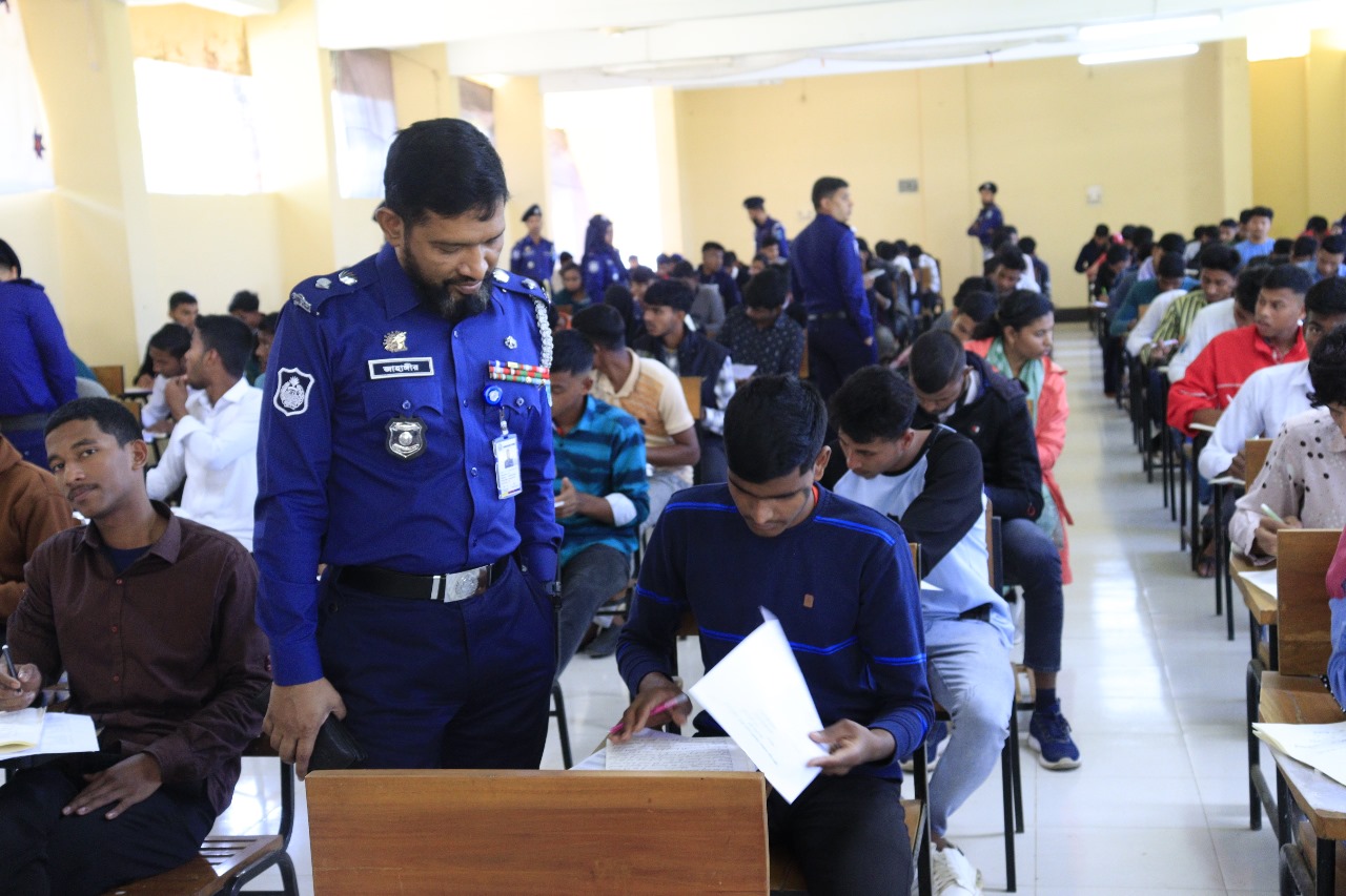 মৌলভীবাজারে পুলিশের কনস্টেবল নিয়োগ লিখিত পরীক্ষা অনুষ্টিত