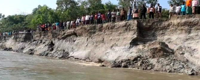 সুন্দরগঞ্জে তিস্তা নদীর ভাঙন রক্ষার দাবীতে মানববন্ধন