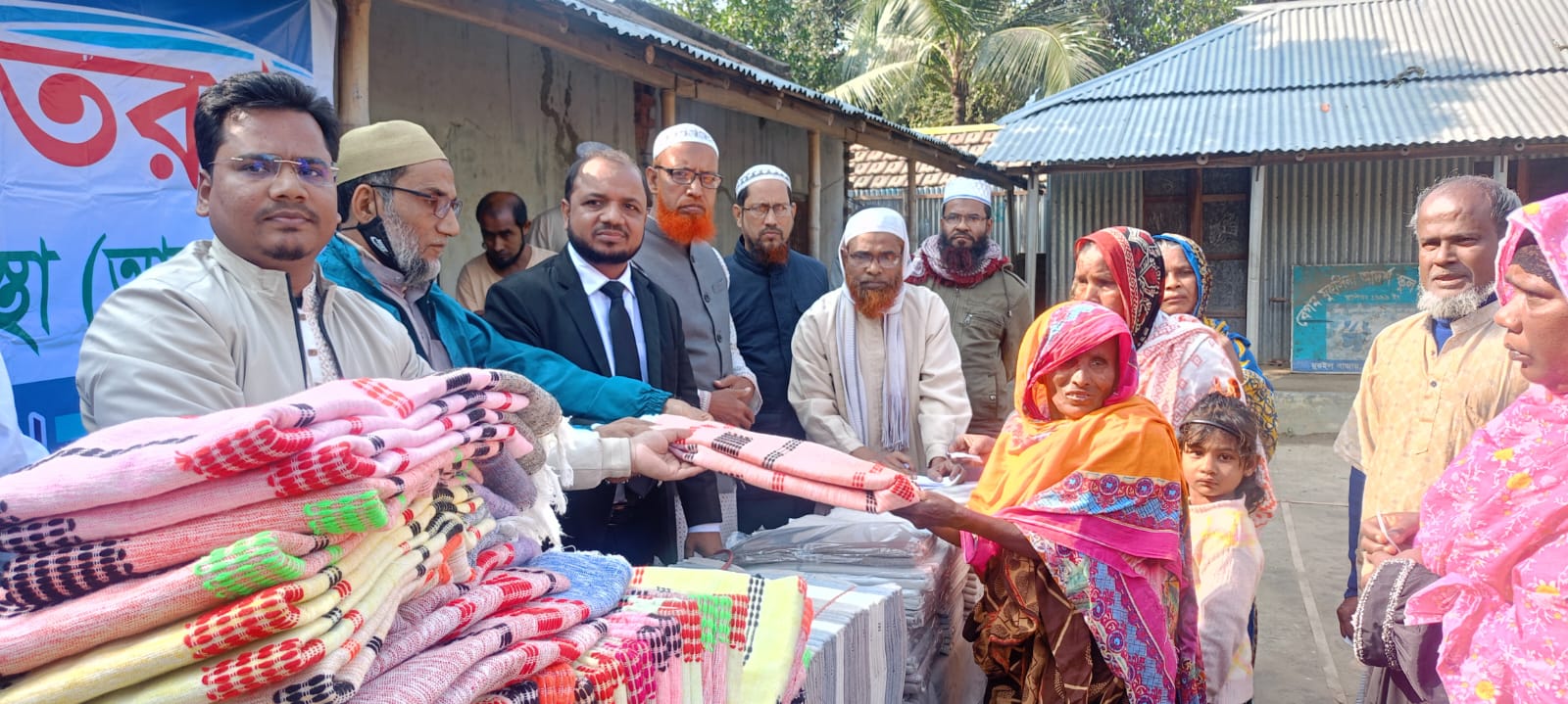 আদমদীঘিতে অসহায় মানুষের মাঝে শীতবস্ত্র বিতরণ