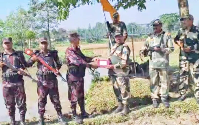 পাঁচবিবি সীমান্তে বিজয় দিবস উপলক্ষে বিএসএফকে বিজিবির মিষ্টি উপহার