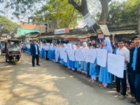 হোমনায় পরীক্ষা কেন্দ্রের দাবিতে এসএসসি পরীক্ষার্থীদের বিক্ষোভ