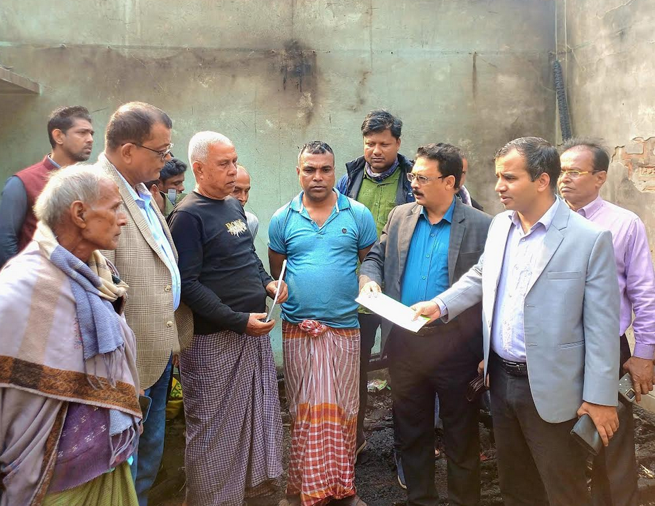 শ্রীমঙ্গলে অগ্নিকান্ডে ক্ষতিগ্রস্ত পরিবারকে আর্থিক সহায়তা প্রদান, ঘর নির্মাণ করে দেওয়ার আশ্বাস  