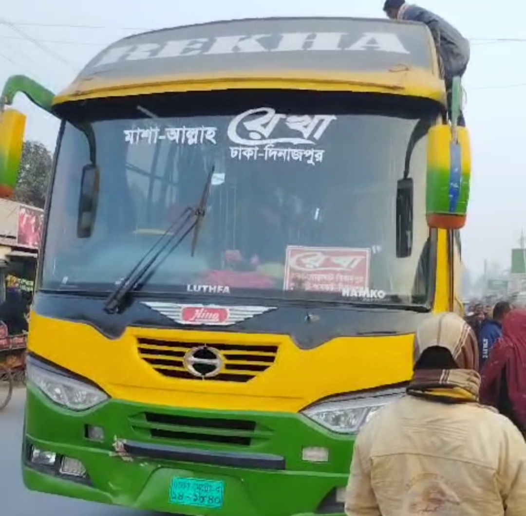 ঘোড়াঘাটে ছাদ থেকে পড়ে বাসের হেলপারের মৃত্যু