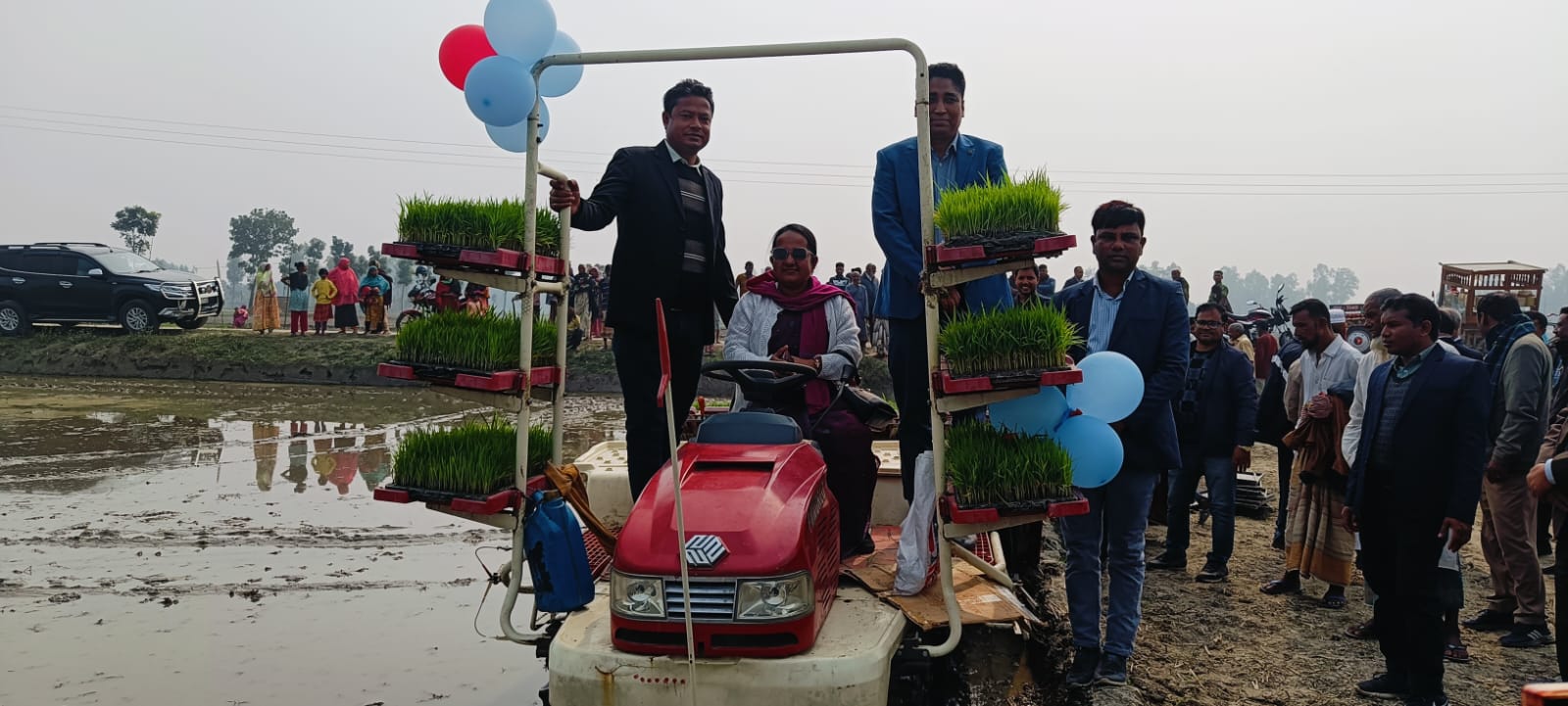 পীরগঞ্জে রাইস ট্রান্সপ্লান্টারে ধানের চারা রোপণ