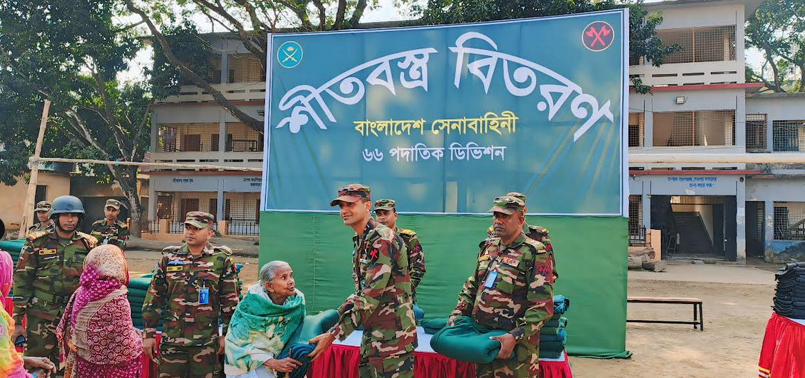 পীরগঞ্জে শীতার্তদের মাঝে সেনাবাহিনী’র কম্বল বিতরণ