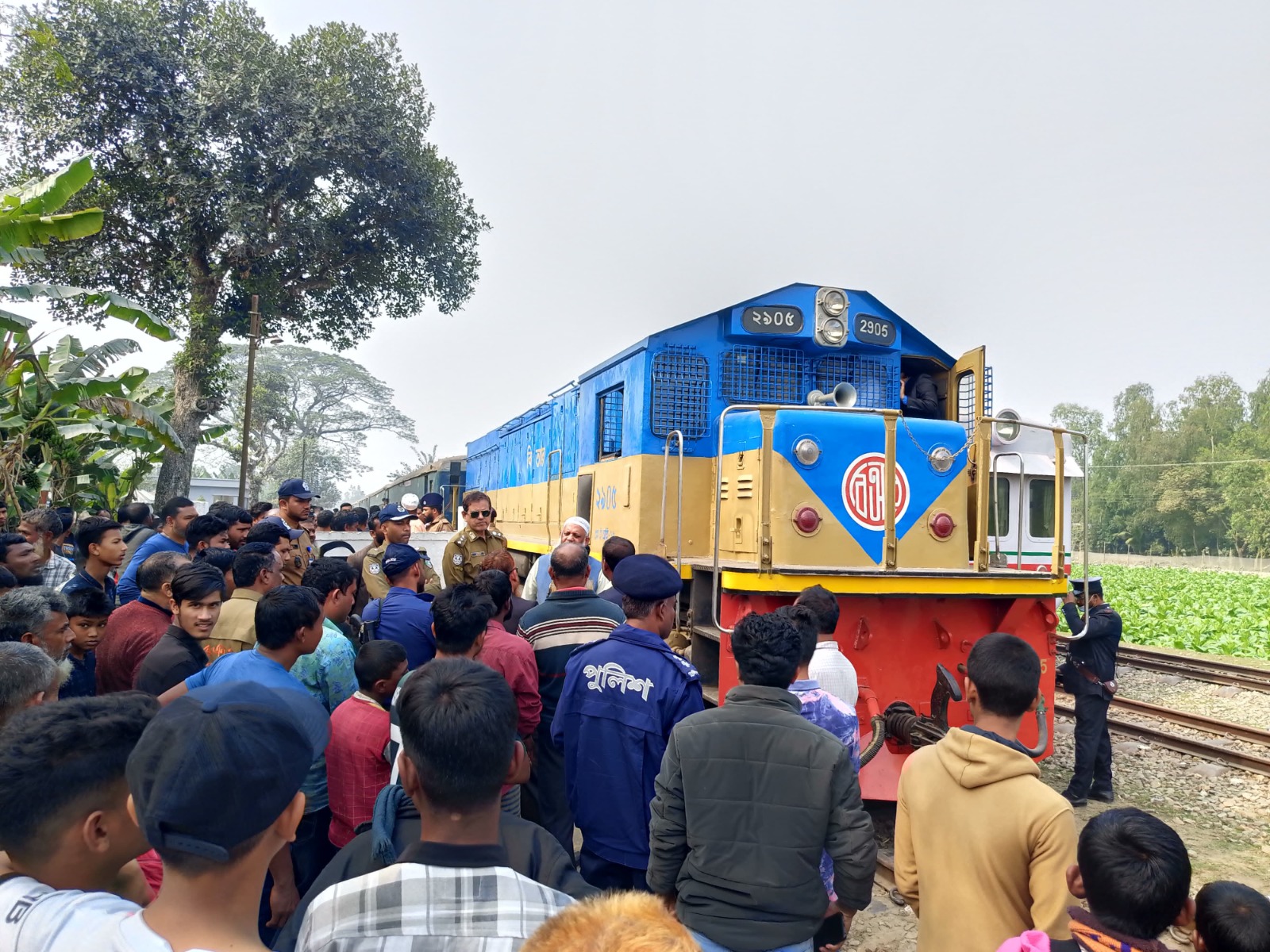 বুড়িমারী এক্সপ্রেসের যাত্রা বিরতির দাবিতে লালমনিরহাটের  কাকিনায় ট্রেন থামিয়ে মানববন্ধন