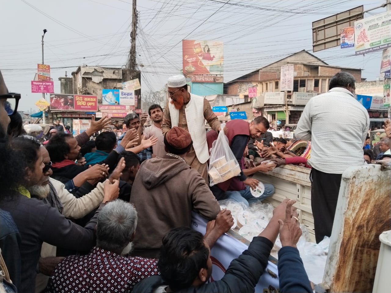 সৈয়দপুরে শেখ সাদ গ্রুপের উদ্যোগে ৫ হাজার প্যাকেট খাদ্য বিতরণ