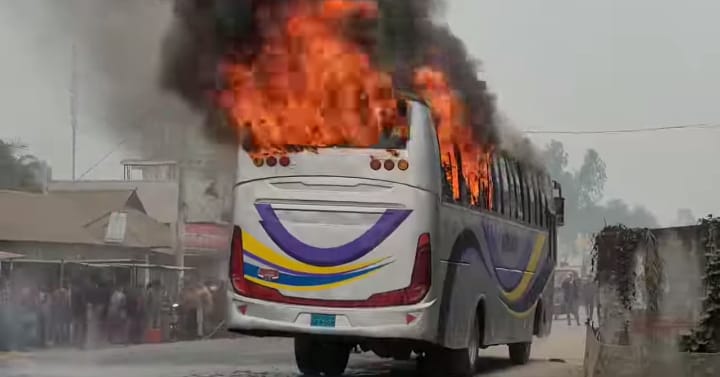 কুড়িগ্রামের ভূরুঙ্গামারীতে দাড়িয়ে থাকা একটি বাসে আগুন