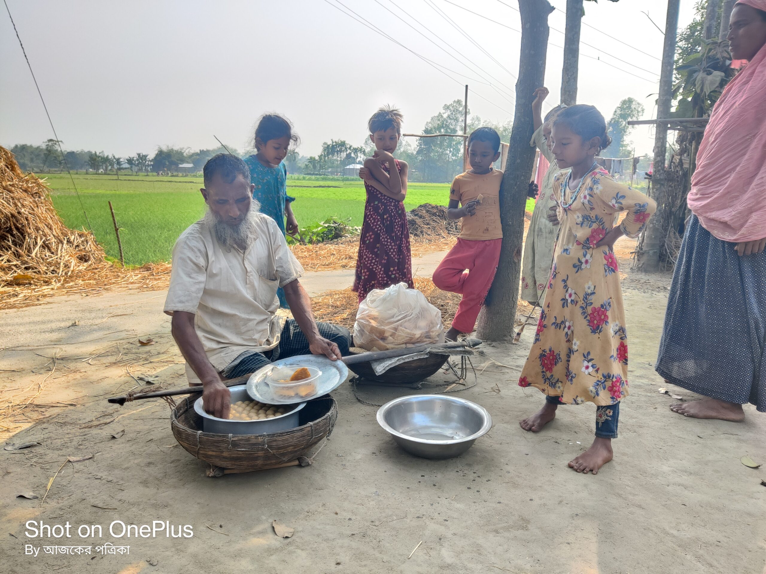 ৫ টাকা দরে মিষ্টি ও নিমকি বিক্রি করে সাড়া ফেলেছেন নিজাম উদ্দিন