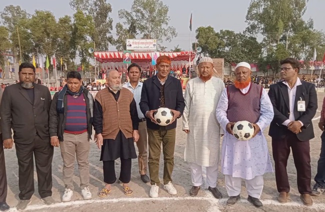 পার্বতীপুরে গোল্ডকাপ ফুটবল টুর্নামেন্টের প্রথম রাউন্ডের তৃতীয় খেলা অনুষ্ঠিত