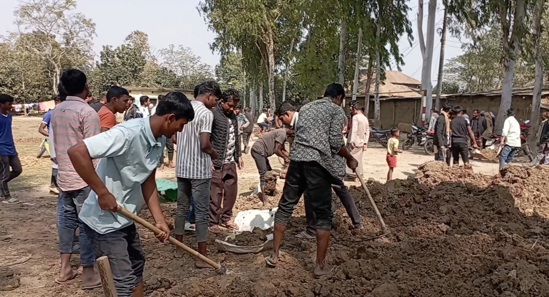 ঘোড়াঘাটে খেলার মাঠ রক্ষার দাবীতে এলাকাবাসীর প্রতিবাদ