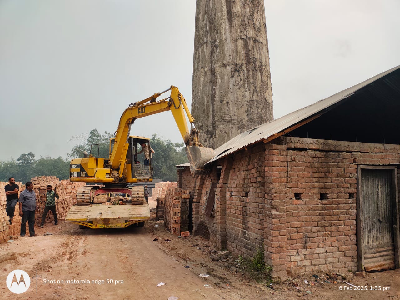 ফুলবাড়ীতে পাঁচটি অবৈধ ইটভাটা গুড়িয়ে দিল প্রশাসন