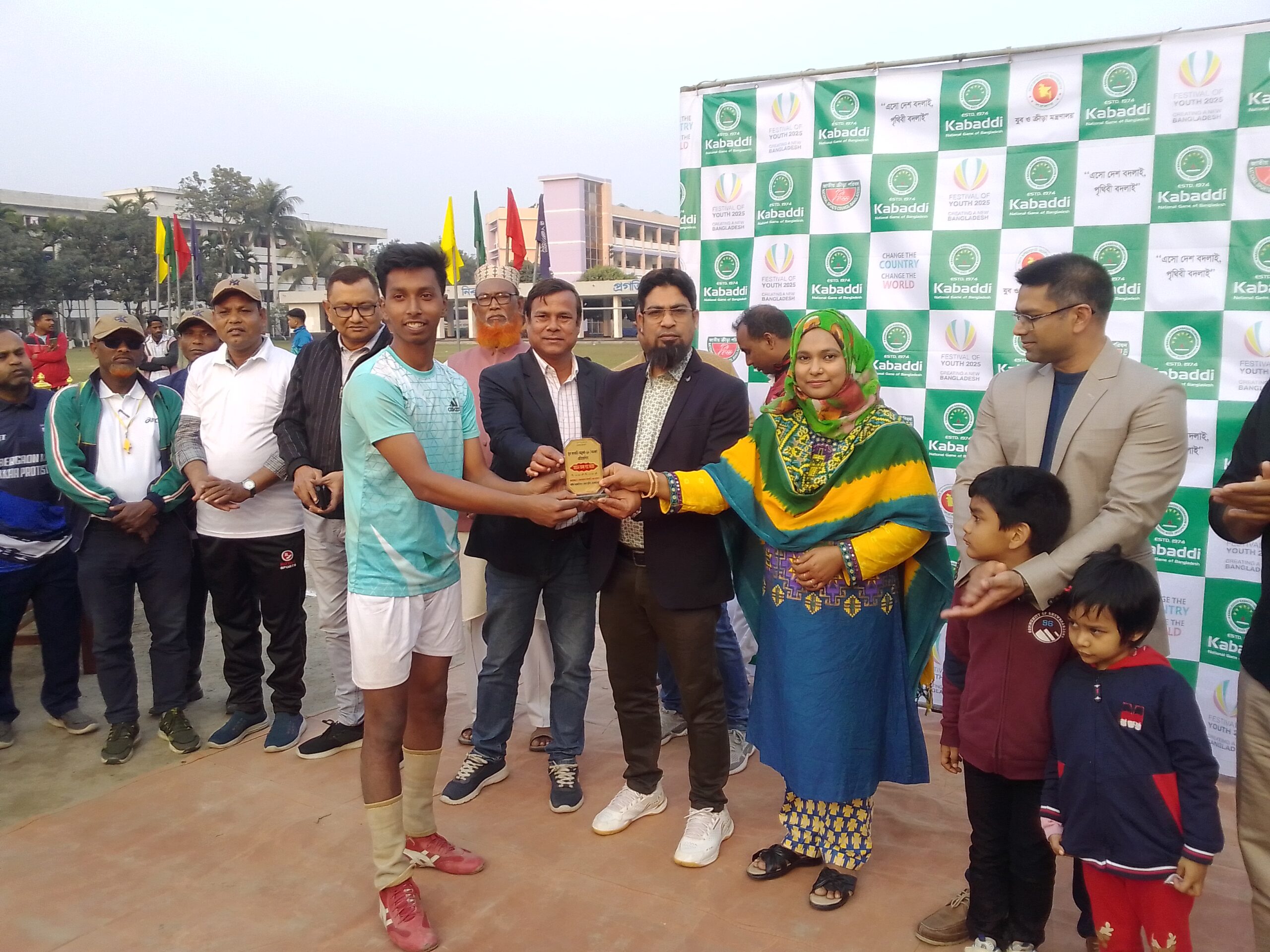 লালমনিরহাটের পুলিশ লাইন্স মাঠে কাবাডি অনুর্ধব- ১৮ প্রতিযোগিতা ও বিজয়ীদের মাঝে পুরস্কার বিতরণ লালমনিরহাটের পুলিশ লাইন্স মাঠে কাবাডি অনুর্ধব- ১৮ প্রতিযোগিতা ও বিজয়ীদের মাঝে পুরস্কার বিতরণ
