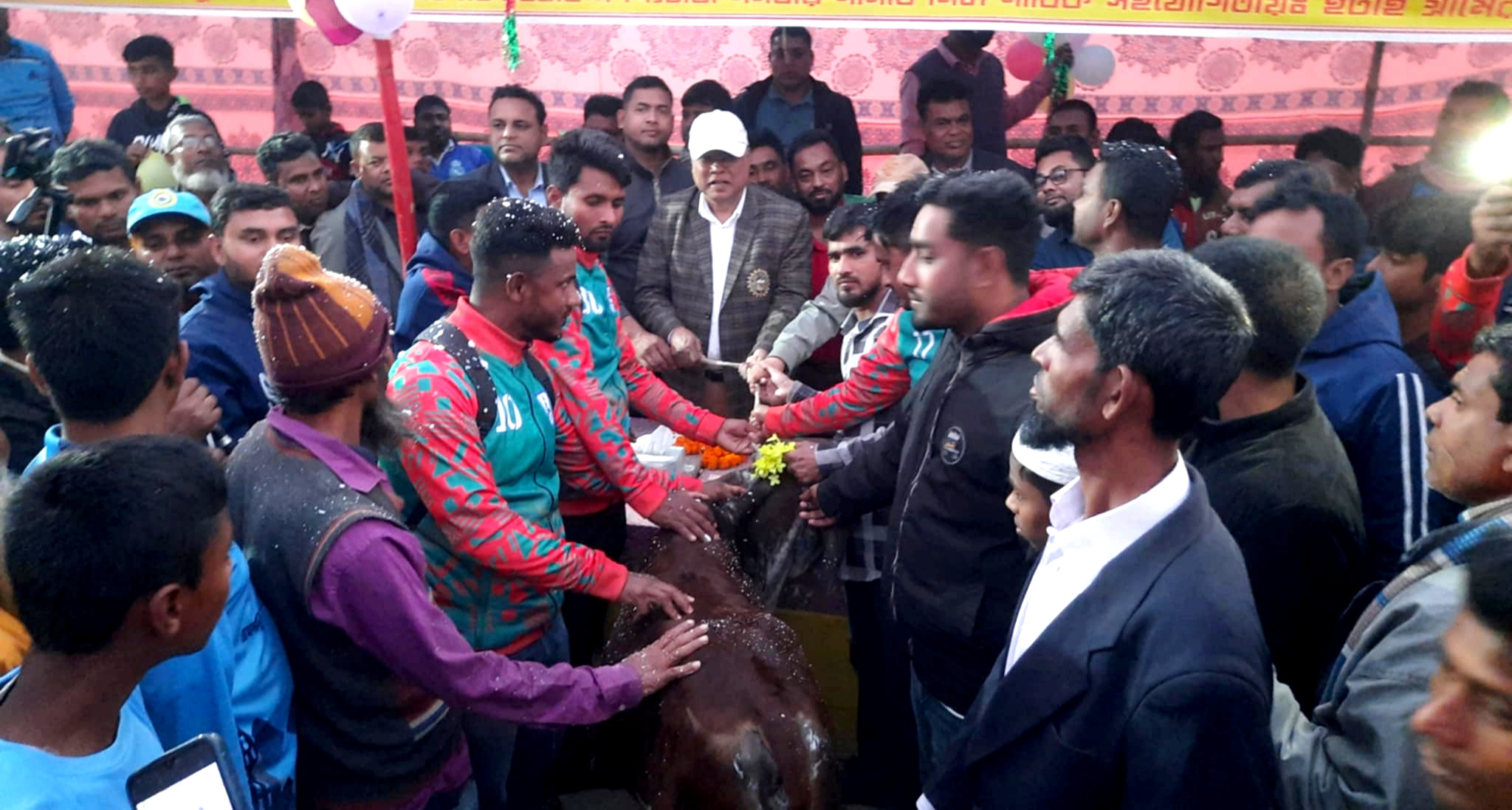 হিলিতে মরহুম এমদাদুল হক মাষ্টার স্মৃতি ফুটবল টুর্নামেন্টের ফাইনাল খেলা অনুষ্ঠিত