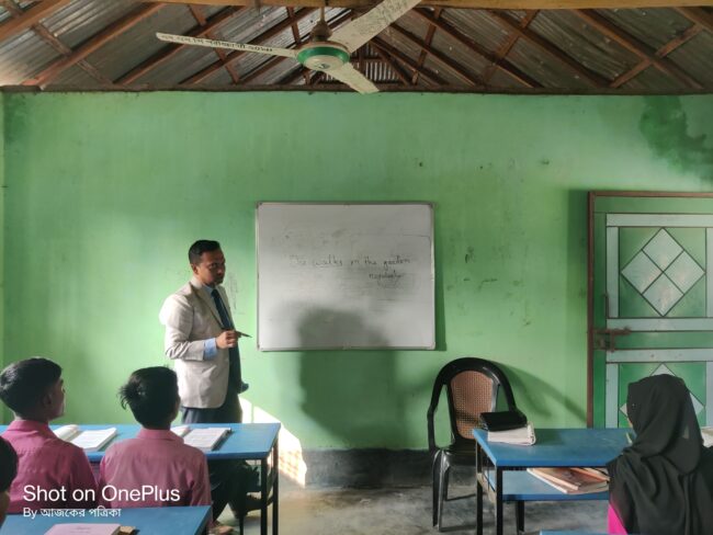 খানসামায় বিদ্যালয় পরিদর্শনে গিয়ে ক্লাস নিলেন ইউএনও কামরুজ্জামান