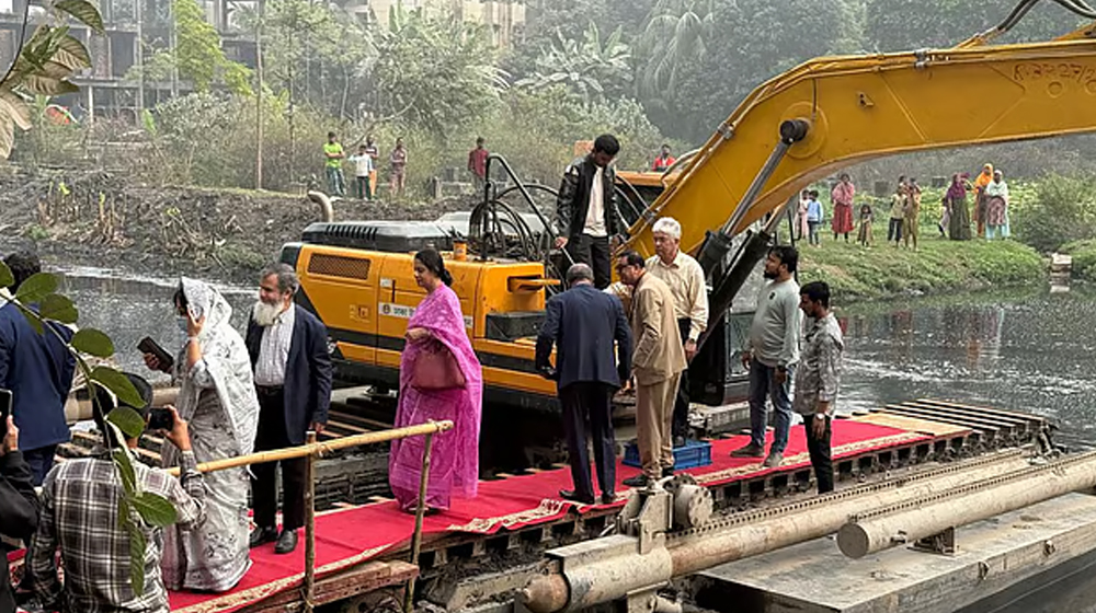 লালগালিচায় হেঁটে খাল খনন উদ্বোধন করলেন ৩ উপদেষ্টা