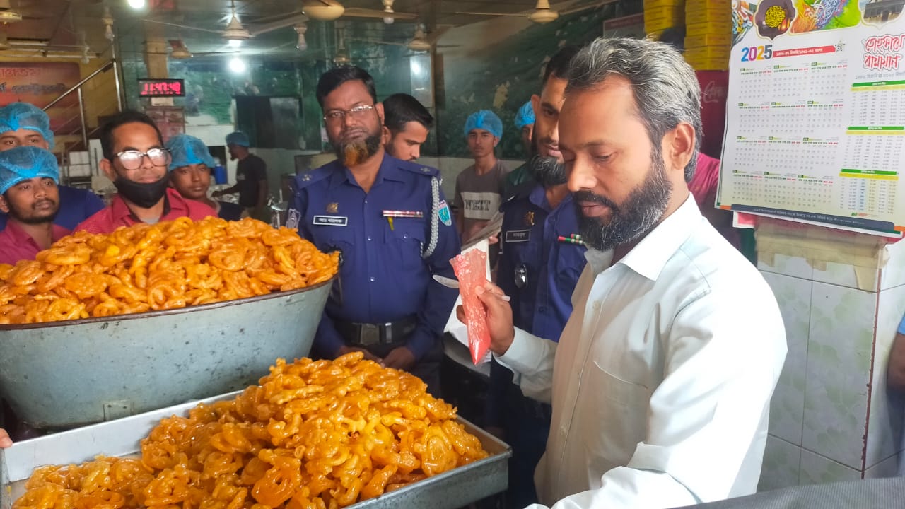 কুলাউড়ায় ভোক্তার অভিযানে ৪টি প্রতিষ্টনকে জরিমানা