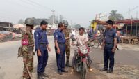 ঘোড়াঘাটে চেকপোস্ট বসিয়ে সেনাবাহিনীর তল্লাশি